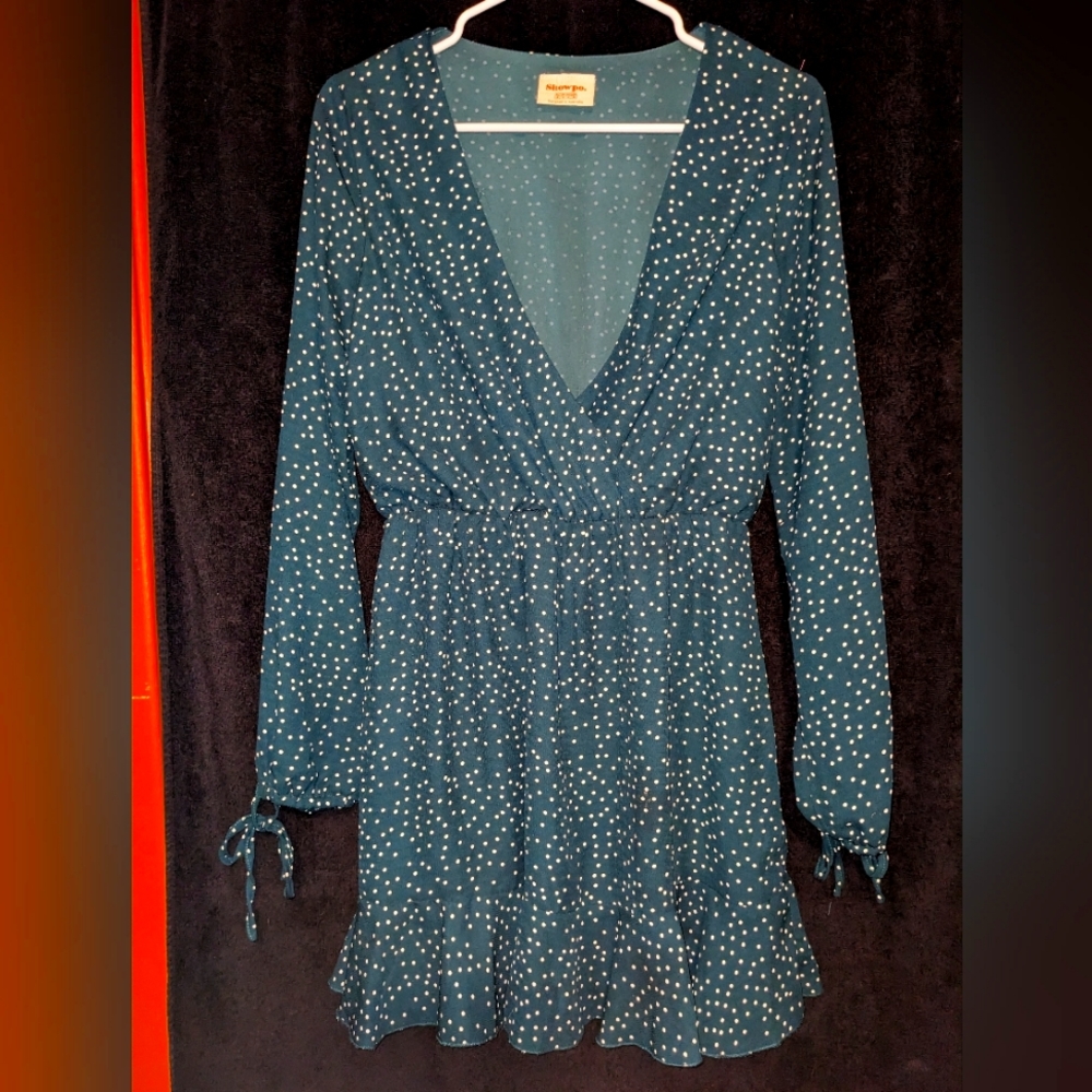 Showpo. EUC Knee length, balloon sleeve dark green polka dot dress. W SZ 4
